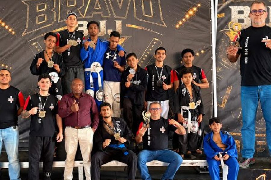 foto-projeto-hipolito-conquista-12-medalhas-em-campeonato-de-jiu-jitsu-em-bueno-brandao-17-10-26
