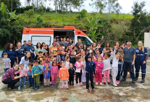 foto-projeto-samuzinho-leva-orientacoes-sobre-primeiros-socorros-a-alunos-da-escola-municipal-dona-lucia-sacoman-junqueira-10-03-26