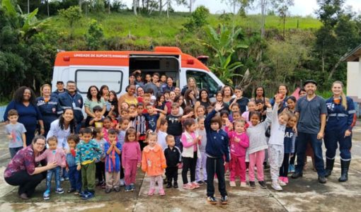 foto-projeto-samuzinho-leva-orientacoes-sobre-primeiros-socorros-a-alunos-da-escola-municipal-dona-lucia-sacoman-junqueira-10-03-26