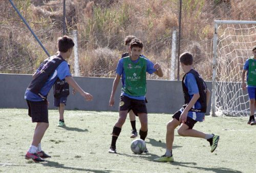 Motoristas poderão regularizar veículos via Pix durante blitz e evitar custos com guincho e pátio
Nova medida do Governo de Minas permite regularizar pendências no ato e receber o CRLV instantaneamente

 

A partir da segunda-feira (15/9), iniciativa adotada pelo Governo de Minas vai possibilitar que motoristas regularizem débitos e pendências de seus veículos durante abordagens em blitz, evitando que o veículo seja removido ao pátio pela falta do Certificado de Registro e Licenciamento do Veículo (CRLV) anual. A medida implementada pela Secretaria de Estado de Planejamento e Gestão (Seplag-MG), por meio da Coordenadoria Estadual de Gestão de Trânsito (CET-MG), está alinhada ao objetivo de simplificação dos serviços de trânsito e oferece mais praticidade aos condutores.

Dessa forma, motoristas que forem parados em operações de trânsito e estiver com pendências relacionadas a débitos estaduais, como pagamento de Imposto sobre a Propriedade de Veículos Automotores (IPVA), de Taxa de Renovação Anual do Licenciamento do Veículo (TRLAV) ou multas vencidas, que impedem a emissão do CRLV, terão a chance de quitar os débitos imediatamente por meio do Pix. A facilidade evita que o veículo seja removido, o que reduz custos e transtornos para o proprietário.

 

"Entre as principais vantagens está a agilidade no processo. Antes, o motorista precisava arcar, além da dívida original, com taxas de guincho e diárias do pátio. Agora, a possibilidade de resolver a situação no ato evita gastos extras e dá ao cidadão o direito de conduzir seu veículo imediatamente após a regularização", explica o chefe de Trânsito de Minas Gerais, Lucas Vilas Boas.

A iniciativa reforça, ainda, o caráter educativo das fiscalizações de trânsito. Ao invés de focar apenas na punição, o Estado oferece uma alternativa prática para que o motorista se regularize, promovendo um trânsito mais justo, seguro e com menos burocracia.

Como consultar e regularizar o veículo

 

A consulta de valores do IPVA e da TRLAV podem ser feitas com o número do Renavam do veículo, no site da Secretaria de Estado de Fazenda (SEF-MG), no Trânsito MG ou no MG App.

O pagamento poderá ser realizado diretamente via Pix, aplicativos, home banking, nos terminais de autoatendimento ou guichês de caixa dos agentes arrecadadores autorizados, informando o número do Renavam do veículo. O procedimento é o mesmo para pagamento das multas de trânsito.

Após quitar os débitos que estavam impedindo a emissão do CRLV, o cidadão deve acessar o site da Trânsito MG, na aba “Veículos”, depois em “Consulta Situação do Veículo” e, por fim, no botão “Atualizar Situação”, que garante o licenciamento instantâneo.

Foto: Divulgação