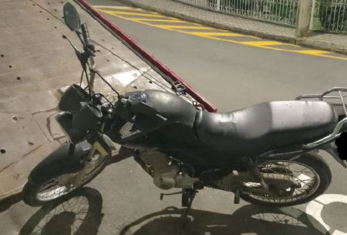 foto-trio-e-detido-por-furto-de-motocicleta-no-centro-da-cidade-15-05-25
