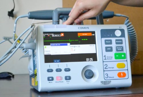 foto-uti-neonatal-recebe-novo-cardioversor-s1-e-equipes-passam-por-treinamento-especializado-06-10-25