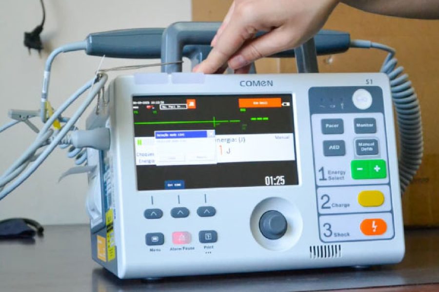 foto-uti-neonatal-recebe-novo-cardioversor-s1-e-equipes-passam-por-treinamento-especializado-06-10-25