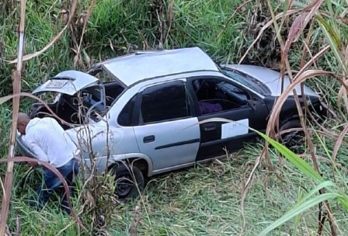 foto-veiculo-capota-e-cai-em-ribanceira-na-mg-179-cinco-pessoas-ficam-feridas-15-06-26