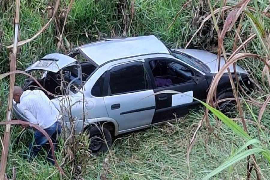 foto-veiculo-capota-e-cai-em-ribanceira-na-mg-179-cinco-pessoas-ficam-feridas-15-06-26