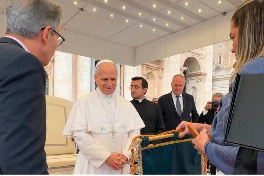 Papa recebe artesanato de Sabará