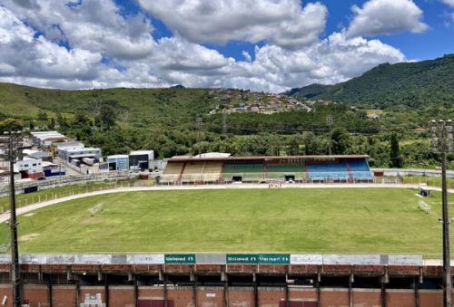 Gramado do estádio Ronaldão recebe manutenção. Foto-Divulgação